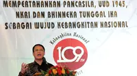Ahmad Basarah (kanan) mewakili Ketua Umum PDIP Megawati Soekarnoputri memberikan kata pembuka diskusi usai menerima penghargaan Bhinneka Tunggal Ika Award 2017 di Jakarta, Senin (22/5). (Liputan6.com/Helmi Fithriansyah)