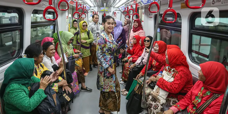 Ratusan Wanita Peringati Hari Kebaya Nasional di LRT Jakarta