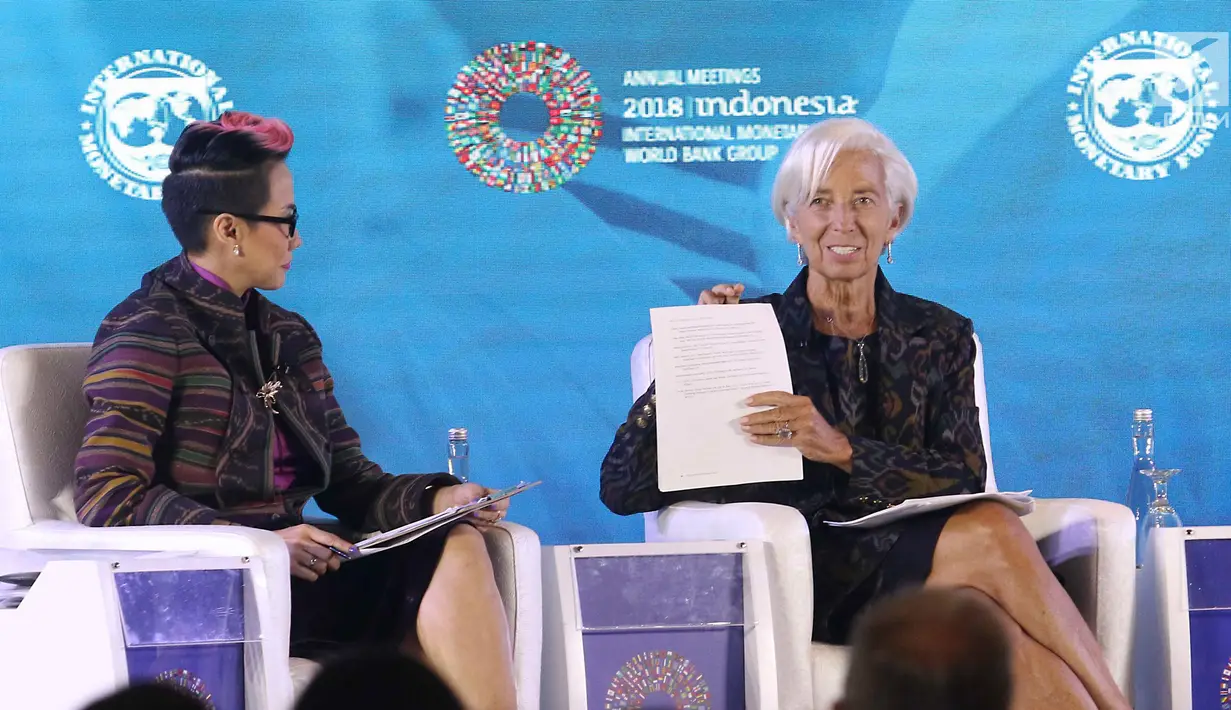 Managing Director IMF Christine Lagarde (kanan) saat menjadi pembicara dalam pertemuan tahunan IMF-Bank Dunia di Bali, Selasa (9/10). Pertemuan membahas pemberdayan perempuan di dunia kerja. (Liputan6.com/Angga Yuniar)