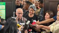 ayah dan ibu nadiem makarim hadir di sidang praperadilan (Liputan6.com/Nanda Perdana Putra)