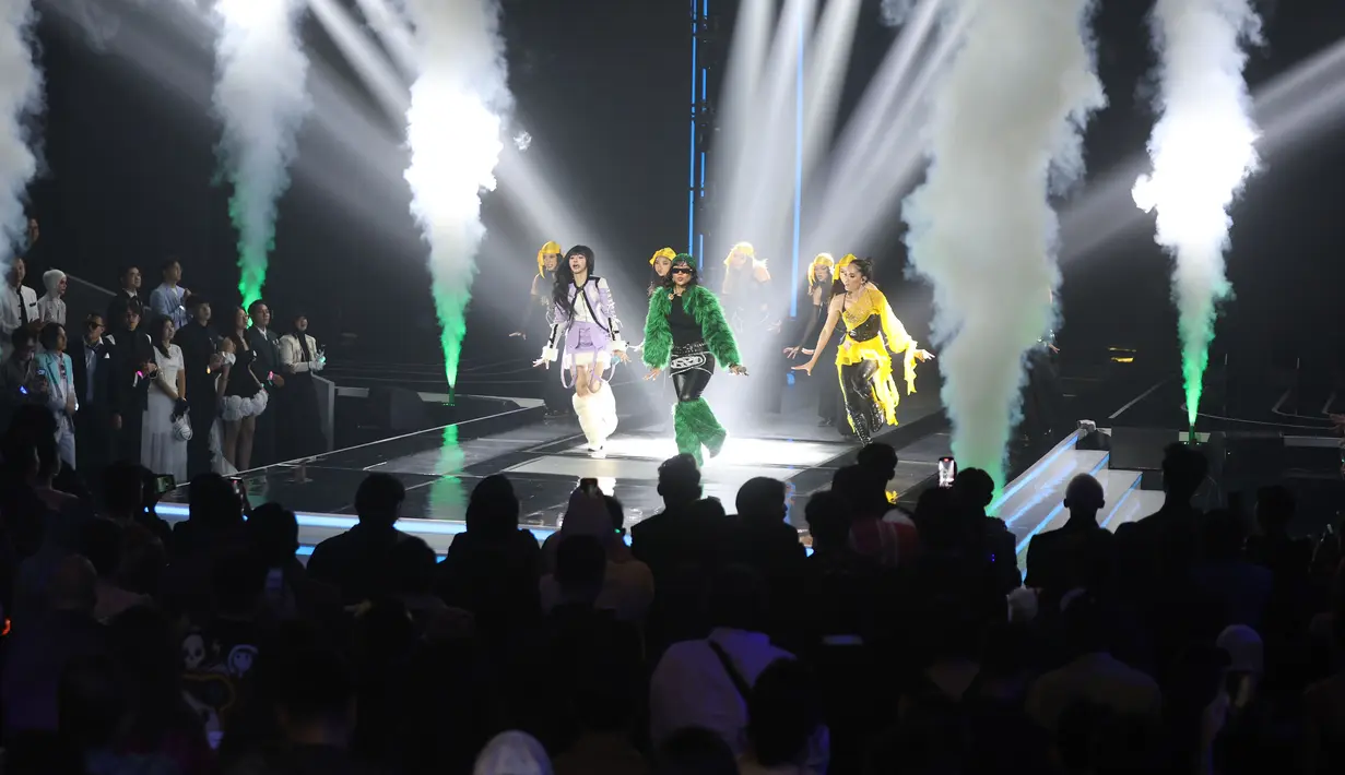 Bertempat di Studio Emtek City Indosiar, Jakarta, malam penghargaan ini digelar dengan sangat meriah. Tampak dalam foto, kemeriahan malam puncak TikTok Awards Indonesia 2025 di Studio Emtek City Indosiar, Jakarta, pada Jumat (21/11/2025) malam. TikTok resmi menobatkan 19 pemenang dari 16 kategori dalam malam puncak TikTok Awards Indonesia 2025 yang digelar pada Jumat (21/11/2025). (Kapanlagi.com/Budy Santoso)