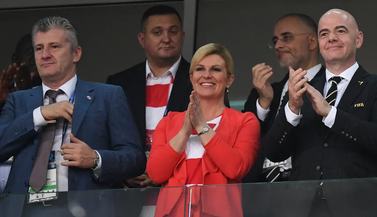 Presiden Kroasia, Kolinda Grabar-Kitarovic bersama legenda timnas Kroasia, Davor Suker dan  Presiden FIFA, Gianni Infantino menyaksikan perempat final piala Dunia 2018 antara negaranya melawan Rusia di Fisht Stadium, Sabtu (7/7). (AFP/Kirill KUDRYAVTSEV)