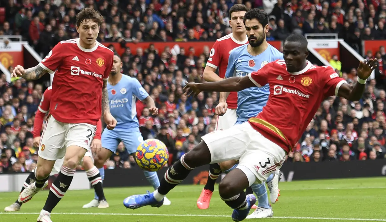 Eric Bailly. Bek tengah berusia 29 tahun yang memasuki musim ke-6 bersama Manchester United ini baru 4 kali dimainkan di Liga Inggris musim ini. Keinginannya hirah ke AC Milan ditentang manajemen akibat Setan Merah tengah mengalami krisis bek akibat cedera dan badai COVID-19. (AFP/Oli Scarff)
