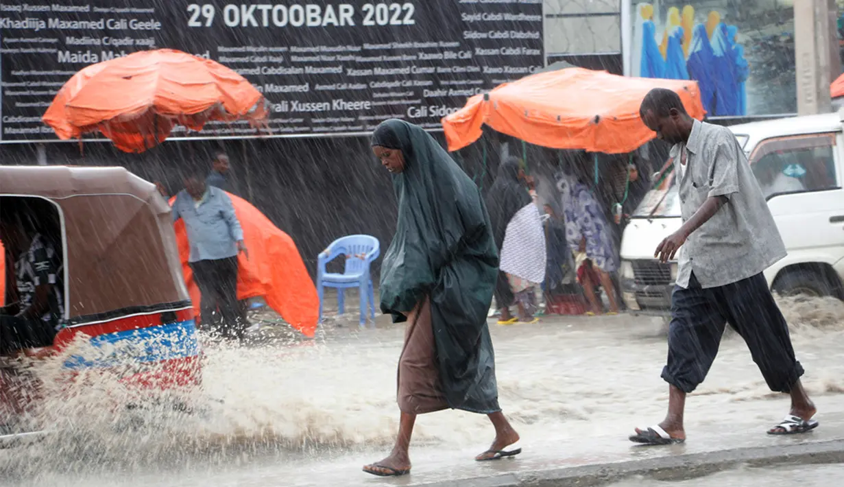 Dengan semakin banyaknya hujan lebat yang mulai terjadi pada hari Selasa waktu setempat, penderitaan masyarakat di negara tersebut diperkirakan akan semakin buruk, katanya. (AP Photo/Farah Abdi Warsameh)