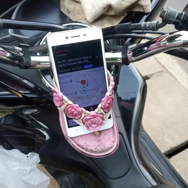 6 Potret Sandal Jepit Jadi Holder HP Ojol Ini Kocak, Bikin Tepuk Jidat