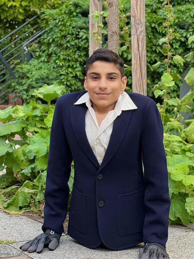 Foto: Ghanim Al-Muftah Kenakan Jas