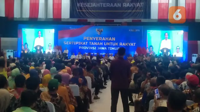 Presiden Jokowi membagikan 10.300 sertifikat tanah elektronik di Banyuwangi (Hermawan Arifiaknto/Liputan6.com)