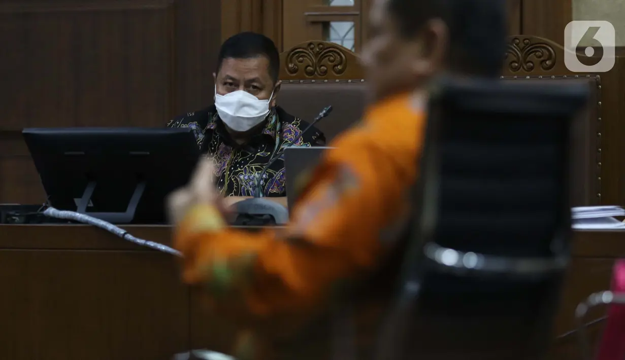 Pengusaha Tommy Sumardi, terdakwa perantara suap penghapusan nama Djoko Tjandra dari red notice saat menjalani sidang lanjutan di Pengadilan Tipikor, Jakarta, Selasa (24/11/2020). Sidang mendengar keterangan saksi, salah satunya Irjen (Pol) Napoleon Bonaparte. (Liputan6.com/Helmi Fithriansyah)