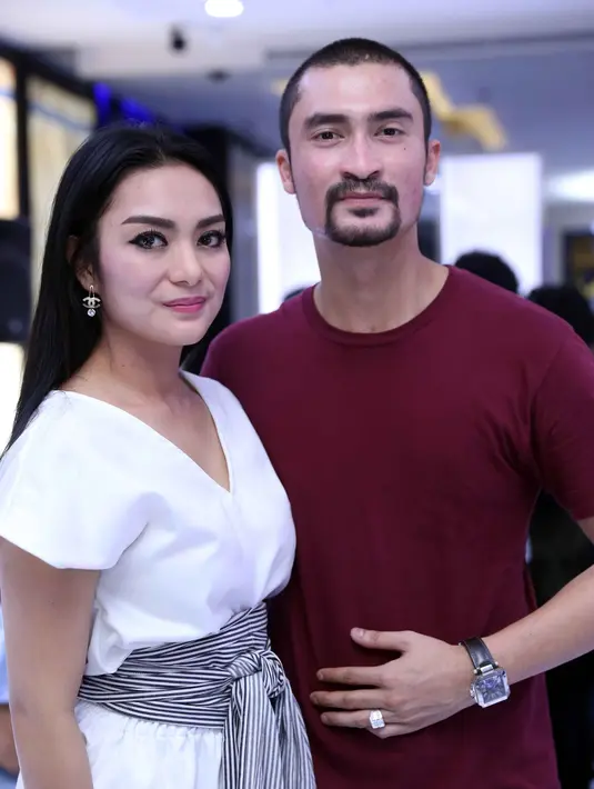 "Saya anggap perjalanan dan kasus ini cobaan. Saya berdua (istri) kuat kok jalani saja lah. Masalah gosip nggak dipikirin lagi. Mas IB sendiri baik, beliau sudah tahu itu bukan saya," ujar Reza Pahlevi. (Nurwahyunan/Bintang.com)