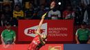 Pebulutangkis tunggal Putri Indonesia, Lindaweni Fanetri melakukan smesh kearah Tai Tzu Ying (China Taipei) di Total BWF World Championships 2015 di Jakarta, Jumat (14/8/2015). Lindaweni unggul 14-21 22-20 21-12. (Liputan6.com/Helmi Fithriansyah)