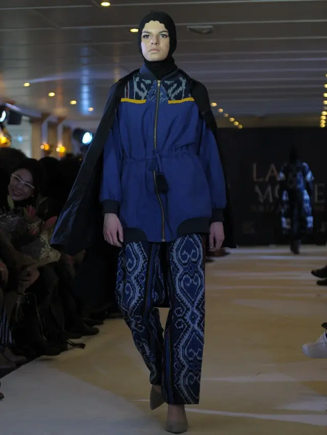 Busana Torso Nimbrung karya siswa SMK Kudus di fashion show Paris