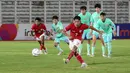 Pemain Timnas Indonesia, Figo Dennis mencetak gol melalui tendangan penalti pada laga persahabatan melawan Timnas China U-20 di Stadion Madya, Senayan, Jakarta, Jumat (22/03/2024). (Bola.com/Abdul Aziz)