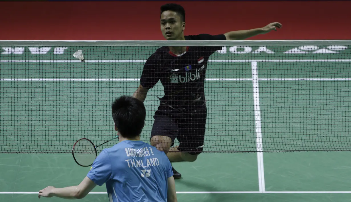 Tunggal putra Indonesia, Anthony Sinisuka Ginting, mengembalikan kok saat melawan tunggal Thailand, Kantaphon Wancharoen, pada Blibli Indonesia Open 2019 di Istora Senayan, Jakarta, Kamis (17/7). Ginting kalah 20-22, 21-11, 20-22. (Bola.com/Yoppy Renato)