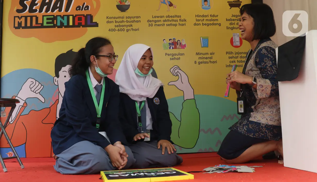Pelajar menyusun pazzel isi piring dengan gizi yang baik saat peringatan Hari Gizi Nasional ke-60 di halaman Gedung Kementerian Kesehatan, Jakarta, Selasa (28/1/2020). Kegiatan tersebut mengangkat tema Gizi Optimal Untuk Generasi Milenial. (Liputan6.com/Angga Yuniar)