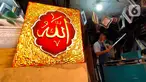 Pengrajin tengah mebuat bingkai untuk lukisan kaligrafi di Tangerang, Rabu (6/5/2020). Akibat Covid-19 yang tengah mewabah membuat para pengrajin tersebut terimbas akibat sepinya peminta lukisan kaligrafi pada bulan ramadan tahun ini. (Liputan6.com/Angga Yuniar)