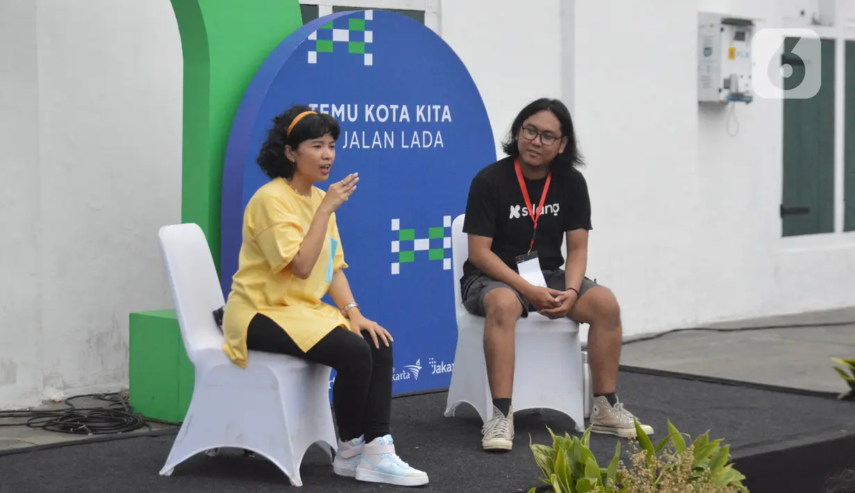 Sesi NGOBAR TULI (Ngobrol bareng Tuli) bersama Jennifer Nathalie (kiri) dan Bagja Prawira (kanan) di Festival #IniJakarta2022, Kota Tua, Jakarta, Minggu (18/9/2022). Jennifer Nathalie merupakan seorang konten creator penyandang tuli yang aktif di media sosial. (Liputan6.com/Magang/Aida Nuralifa)