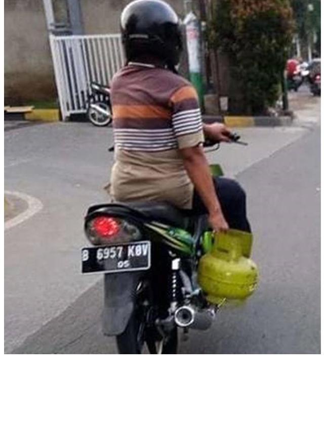 6 Kelakuan Bapak-Bapak Bawa Tabung Gas Pakai Motor Ini Bikin Heran