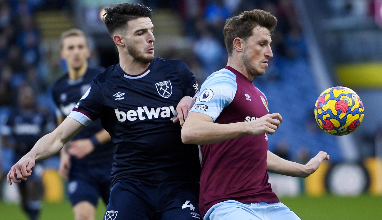 Chris Wood. Striker Burnley berusia 30 tahun ini gagal membawa timnya dari zona degradasi hingga pekan ke-16. Perannya tak sementereng musim lalu, dimana ia baru mencetak 3 gol dari 15 laga. Akibat pola umpan jauh, ia juga sangat sering terjebak offside, yaitu sebanyak 14 kali. (AFP/Oli Scarff)