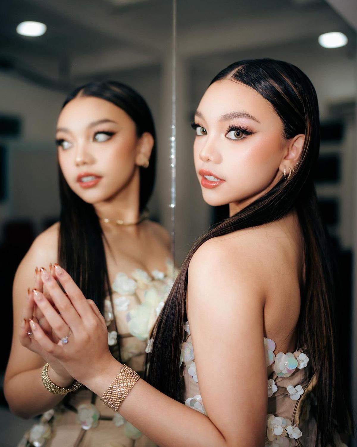 Terbiasa Tampil Soft, Naura Ayu Bikin Pangling dengan Makeup Bold