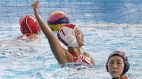 Pemain polo air Indonesia, Upiet Sarimanah, melakukan selebrasi usai membobol gawang Hong Kong pada laga Asian Games di Aquatic Center, GBK, Jakarta, Jumat (17/8/2018). (AP/Lee Jin-man)