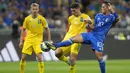 Gelandang Timnas Italia, Giacomo Raspadori (kanan) berebut bola dengan gelandang Timnas Ukraina, Georgiy Sudakov pada laga Grup C Kualifikasi Euro 2024 di San Siro Stadium, Milan, Rabu (13/9/2023) dini hari WIB. (AP Photo/Luca Bruno)