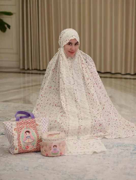 Pilihan mukena Syahnaz Sadiqah juga bisa jadi inspirasimu untuk Salat Ied. Syahnaz terlihat mengenakan mukena dengan warna dasar putih dengan corak floral yang cantik. [Foto: Instagram/syahnazs]