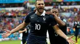 Patrice Evra (belakang) memeluk Karim Benzema saat merayakan gol penentu kemenangan Perancis atas Honduras 3-0 di penyisihan Piala Dunia 2014 Grup E di Estadio Beira-Rio, Porto Alegre, Brasil, (16/6/2014). (REUTERS/Edgard Garrido)
