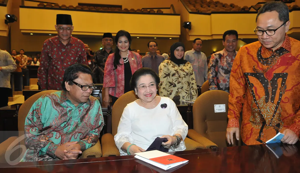 Presiden ke-5 RI Megawati Soekarnoputri (tengah) didampingi Ketua MPR Zulkifli Hasan dan Wakil Ketua MPR Oesman Sapta Odang (kiri) menghadiri seminar nasional kebangsaan di Kompleks Parlemen, Senayan, Jakarta, Selasa (18/8). (Liputan6.com/Herman Zakharia)