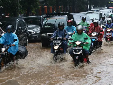 Sejumlah kendaraan melewati banjir yang merendam Jalan Lapangan Banteng Utara, Jakarta, Kamis (15/2). Hujan deras yang mengguyur dan buruknya drainase menyebabkan kawasan tersebut banjir hingga setinggi lutut orang dewasa. (Liputan6.com/Immanuel Antonius)