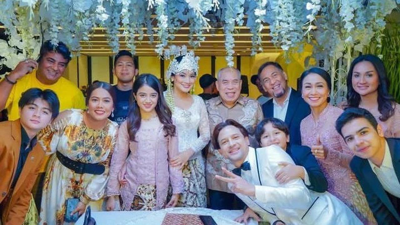 Pernikahan ini dihadiri oleh keluarga Ridho dan Salwa. Anak Salwa dari pernikahannya sebelumnya juga turut hadir.