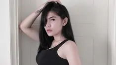 Artis sekaligus selebgram Angela Lee berpose menggoda dengan balutan tanktop hitam. Angela Lee ditangkap polisi terkait kasus penipuan. (Instagram/angelalee87)