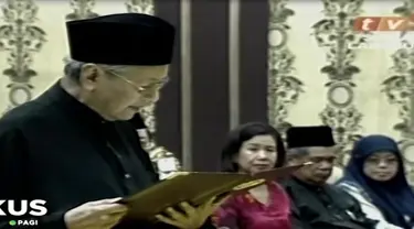 Mahathir Mohamad dilantik menjadi Perdana Menteri Malaysia yang baru, setelah mengalahkan Perdana Menteri Najib Razak dalam Pemilu Malaysia.