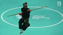 Pesilat Indonesia Sugianto tampil dalam babak final tunggal putra pencak silat seni Asian Games 2018 di Padepokan Pencak Silat TMII, Jakarta, Rabu (29/8). Sugianto mempersembahkan emas ke-9 dari cabang pencak silat. (Merdeka.com/ Imam Buhori)