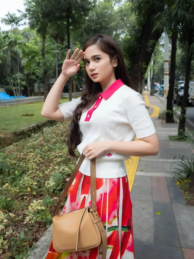 Gaya Serba Pink Tissa Biani Strolling Around Jakarta, Pakai Rok Bertabur Bunga Rp10 Juta-an hingga Tas Rp7 Juta-an