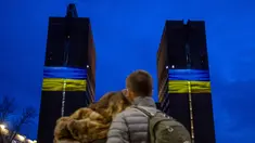 Balai Kota Oslo diterangi dengan warna-warni bendera Ukraina, di Oslo, Norwegia, Kamis malam (24/2/2022). Warna kuning dan biru menerangi bangunan tersebut dimaksudkan sebagai tindakan simbolis solidaritas dengan Ukraina. (Javad Parsa/NTB via AP)