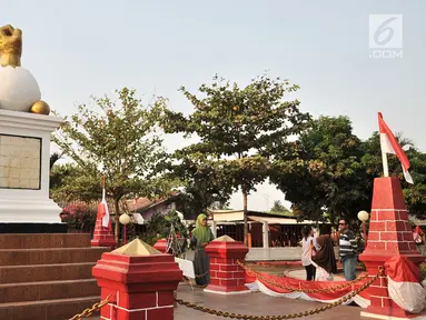 Pengunjung melihat  Monumen Kebulatan Tekad, Rengasdengklok, Karawang, Jawa Barat, Jumat (17/8). Monumen Kebulatan Tekad dibangun untuk memperingati peristiwa 'penculikan' Soekarno-Hatta oleh Golongan Muda Indonesia.(Merdeka.com/Iqbal S. Nugroho)