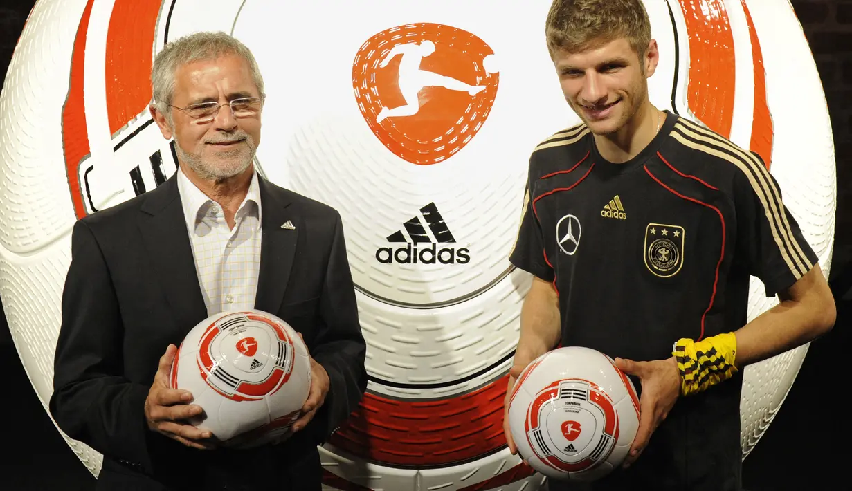Gerd Mueller (kiri). Eks striker Timnas Jerman Barat dan Bayern Munchen yang telah wafat pada 15 Agustus 2021 dalam usia 75 tahun ini menjadi pesepak bola Eropa kedua yang mampu mengoleksi ketiga gelar prestisius tersebut. Trofi Piala Dunia diraihnya bersama Tim Panzer pada edisi 1974, Ballon d'Or diraihnya pada edisi 1970 serta trofi Liga Champions yang dahulu bernama Piala Eropa diraihnya tiga musim berturut-turut bersama Bayern Munchen pada musim 1973/1974, 1974/1975 dan 1975/1976. (AFP/John MacDougall)