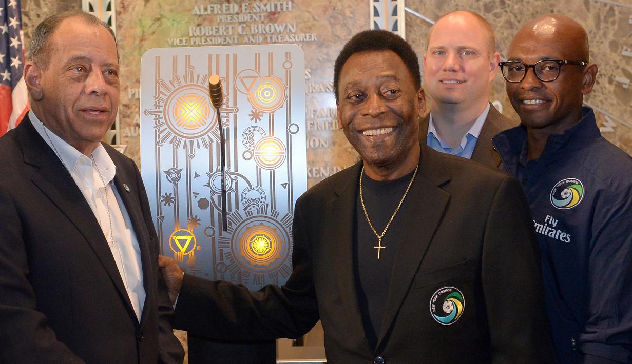 Bersama Santos, Carlos Alberto Torres (kiri) dan Pele memenangi dua gelar divisi pertama dan lima trofi negara bagian Sao Paulo. (AFP/Emmanuel Dunand)