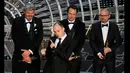  Ian Hunter, Paul Franklin, Scott Fischer, dan Andrew Lockley (kiri ke kanan) menerima piala Oscar untuk Visual efek terbaik untuk film "Interstellar" di Academy Awards ke-87 di Dolby Theatre, Los Angeles, California, (22/2/2015). (Reuters/Mike Blake)