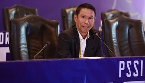 Sekjen PSSI 2021-2023 Yunus Nusi, memberi keterangan pers usai Kongres Luar Biasa (KLB) PSSI di Hotel Shangri-La, Jakarta Pusat, Kamis (16/2/2023). Yunus Nusi mundur sebagai Sekjen periode 2023-2027. (Bola.com/M Iqbal Ichsan)