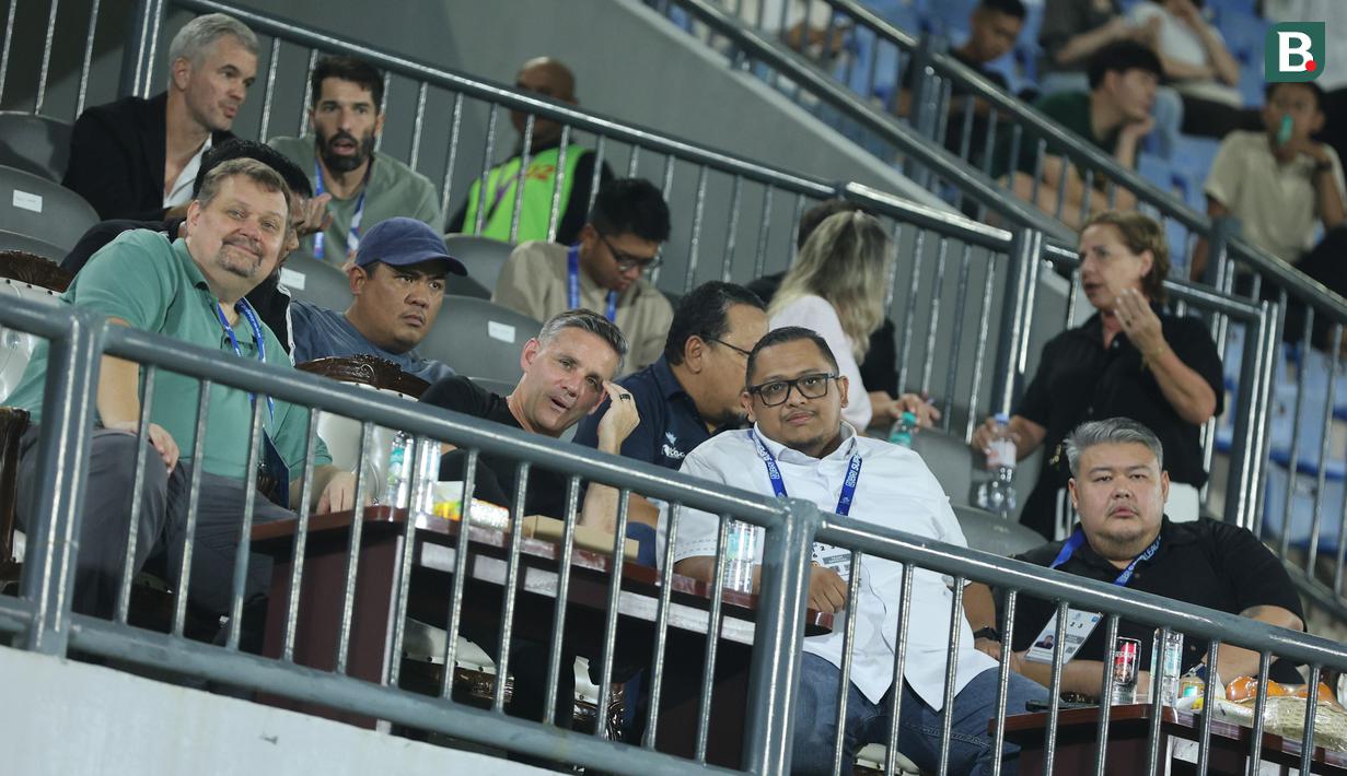 Pelatih asal Inggris itu terlihat duduk di area VVIP bersama kedua petinggi kedua klub yakni Presiden Borneo FC, Nabil Husien, dan Presiden Dewa United, Ardian Satya Negara. (Bola.com/M Iqbal Ichsan)