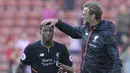  Rayakan kemenanga pelatih Liverpool, Juergen Klopp (kanan) memegang kepala Georginio Wijnaldum usai timnya menang atas Stoke City  pada laga Premier League pekan ke-32 di Britannia Stadium, Stoke, (8/4/2017). Liverpool menang 2-1. (AP/Rui Vieira)