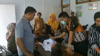 Arif tengah ditangani tim medis dari Pemda Majalengka terkait penyakit aneh yang dideritanya. Foto (Liputan6.com / Panji Prayitno)