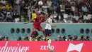 <p>Bek Inggris, Kieran Trippier berebut bola udara dengan pemain Iran, Milad Mohammadi selama pertandingan grup B Piala Dunia 2022 Qatar di Stadion Internasional Khalifa di Doha, Qatar, Senin (21/11/2022). Dengan kemenangan ini, Inggris berada di puncak klasemen dengan tiga poin. (AP Photo/Martin Meisner)</p>
