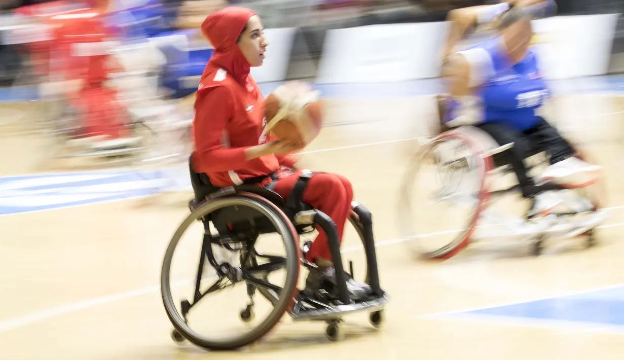 Somayeh Kohzadpour atlet basket putri Iran pada Asian Para Games 2018 di Hall Basket, Senayan, Minggu (7/10/2018).  (Bola.com/Peksi Cahyo)