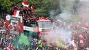Bus yang ditumpangi Timnas Indonesia U-22 melewati Bundaran Hotel Indonesia saat pawai kontingen Indonesia untuk SEA Games 2023 yang bertajuk Kira87uara yang berlangsung di Jakarta, Jumat (19/05/2023). (Bola.com/M Iqbal Ichsan)