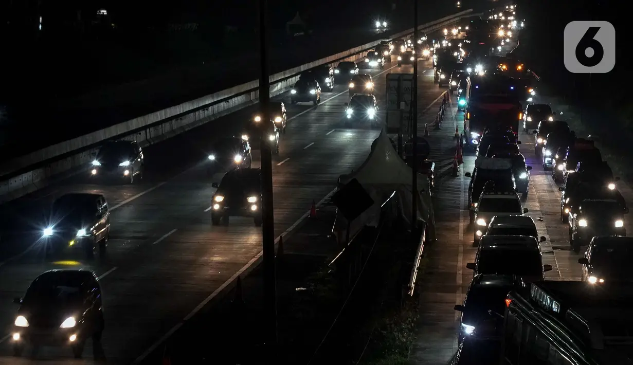 Jika rest area penuh, pemudik disarankan untuk mencari exit tol terdekat untuk istirahat di jalan alternatif. (Liputan6.com/Herman Zakharia)