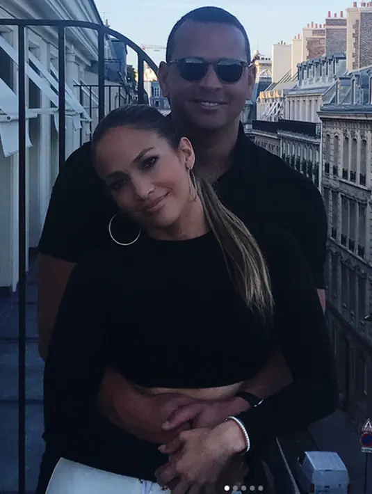 Liburan JLo dan A Rod kali ini cukup menarik perhatian. Mereka yang berlibur ke Paris juga mengunjungi beberapa kota di Perancis. Hal ini lah yang menjadi sorotan bahwa uang yang dihabiskan mencapai milyaran rupiah. (Instagram/Jlo)