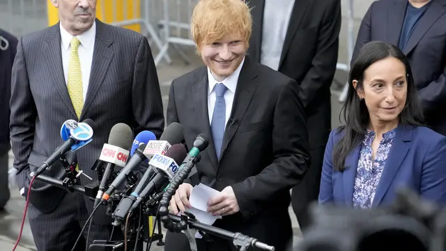 Ed Sheeran usai memenangkan tuduhan penjiplakan di pengadilan New York. (AP Photo/John Minchillo)