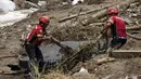 Hujan deras memicu tingginya air, mendorong aliran batu, tanah, dan sampah melewati pemukiman. (AP Photo/Moises Castillo)